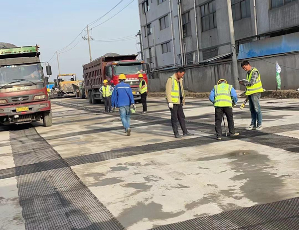 商丘老材料的新故事：玻璃纤维土工格栅如何在‘白改黑’浪潮中重获新生？